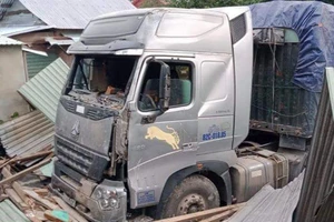 Tài xế container tông sập nhà dân có nồng độ cồn trong máu