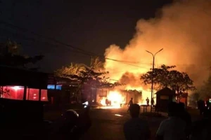 Cháy liên tiếp 4 nhà hàng liền nhau