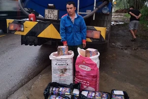 Tạm giữ tài xế vận chuyển pháo lậu