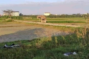 Thi thể nằm dưới ruộng cạnh xe máy