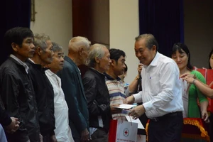 Phó thủ tướng Trương Hoà Bình trao quà Tết cho dân ở Quảng Nam