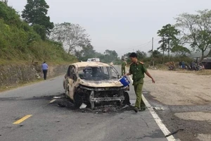 Kinh hãi: Ô tô cháy nổ dữ dội, hai người chết thảm