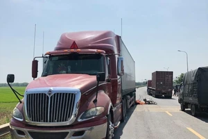 Va chạm với xe đầu kéo, người phụ nữ chết tại chỗ