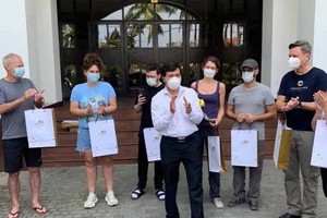 Vợ chồng người Ba Lan viết thư cảm ơn trước khi về nước