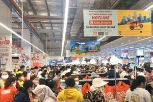 Quảng Ngãi: Biển người chen chúc trong siêu thị 