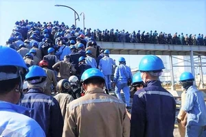 Hàng ngàn công nhân chen lấn ở Nhà máy Hòa Phát - Dung Quất