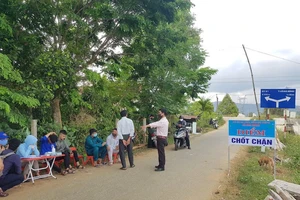 Tấn công cán bộ công an tại chốt kiểm dịch COVID-19