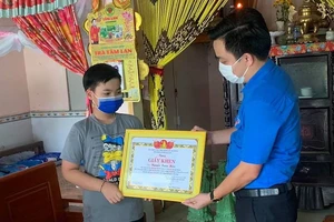 Học sinh lớp 6 đập heo đất ủng hộ phòng, chống dịch COVID-19