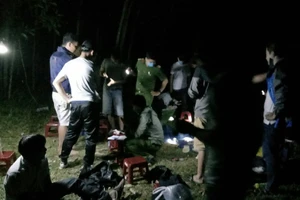 Bắt 9 người tụ tập đánh bạc giữa mùa dịch COVID-19