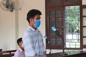 Tấn công cán bộ chốt kiểm dịch COVID-19: 9 tháng tù