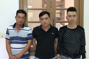 9 người chơi ma túy đi ô tô lạng lách gần chốt COVID-19