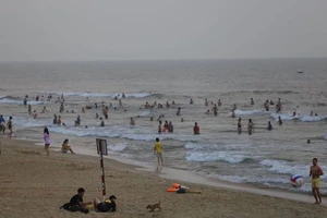 Quảng Nam cho phép tắm biển trở lại