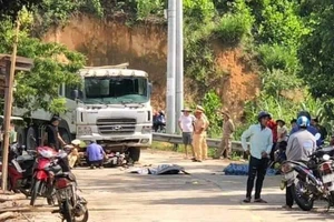 2 người đi xe máy tử vong sau khi va chạm xe tải
