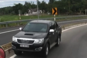 Ô tô lại chạy ngược chiều trên đường dẫn vào cao tốc