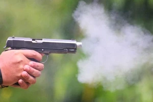 Nhóm đòi nợ liều lĩnh nổ súng vào chủ nhà