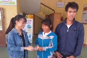 Vợ chồng nghèo may mắn nhận lại 22 triệu đồng đánh rơi