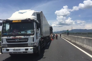 Ô tô tải tông xe đầu kéo trên cao tốc Đà Nẵng - Quảng Ngãi