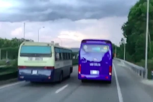 Xe cứu hoả hú còi, bất lực xin đường