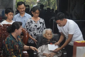 Chủ tịch Quốc hội thăm và tặng quà mẹ VNAH Trần Thị Ấm. Ảnh: NT