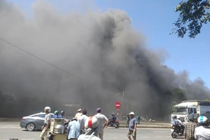 Cháy cơ sở lốp ô tô, khói đen bao trùm ra đường