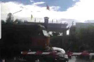 Tàu hoả tông ô tô khiến hai người bị thương. Ảnh cắt từ clip