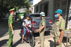 Lực lượng chức năng làm nhiệm vụ tại khu vực nhà BN 419. Ảnh: TN