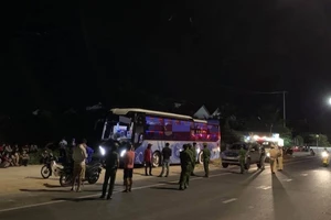 Nghi xe chở người Trung Quốc, dân chặn xe báo công an đến làm rõ. Ảnh: FB