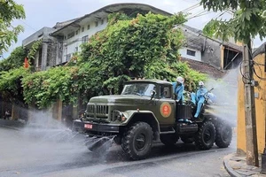 Nhiều khu vực có ca nhiễm COIVD-19 tại Quảng Nam được phun hoá chất khử khuẩn.