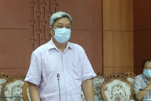 Thứ trưởng Bộ Y tế Nguyễn Trường Sơn làm việc tại Quảng Nam. Ảnh: THANH NHẬT