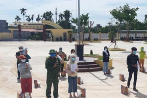 19 công dân nhận quyết định hoàn thành thời gian cách ly. Ảnh: PHẠM CÔNG