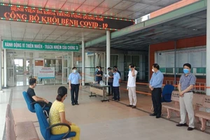 BVĐK Trung ương Quảng Nam công bố khỏi bệnh cho hai bệnh nhân nhiễm COVID-19 sau tám ngày điều trị. Ảnh: TN