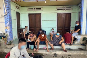 Bắt 8 người đánh bạc giữa mùa dịch COVID-19