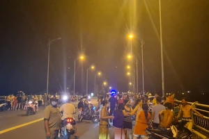 Quảng Nam: Hàng trăm người tập trung xem tìm người nhảy cầu