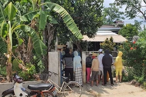 Thiếu niên 16 tuổi nằm chết trước sân nhà