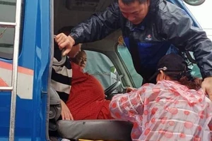 Vượt lũ 20 km đưa sản phụ chuyển dạ đến bệnh viện