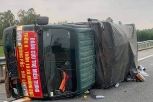 Xe cứu trợ miền Trung bị nạn trên cao tốc Đà Nẵng - Quảng Ngãi