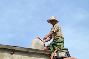 Chùm ảnh: Người dân tất bật chằng nhà cửa để sơ tán bão số 9