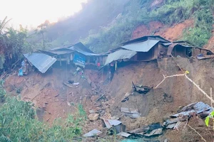 Quảng Nam: Sẽ cõng 50 tấn hàng đến 2.800 nguời đang bị cô lập