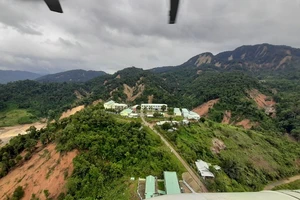 Chùm ảnh: Trực thăng thả hàng cứu trợ vào xã bị cô lập