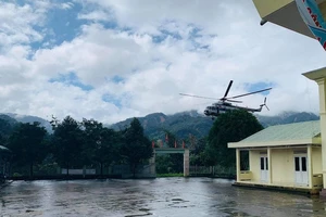 Trực thăng tiếp tế cho người dân bị cô lập ở Quảng Nam