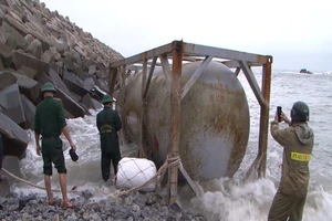 Bồn, phao có chữ Trung Quốc dạt vào bờ biển Quảng Ngãi