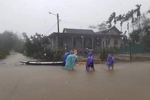 Xe công nông bị lật giữa lũ, 2 sinh viên gặp nạn