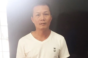 Dán chữ 'cứu trợ miền Trung' trên ô tô để lừa trộm tiền cụ già