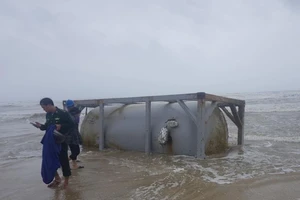 Nhiều vật có chữ Trung Quốc dạt vào bờ biển Quảng Nam