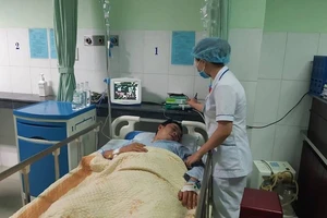 Chạy xe máy qua cánh đồng, bị súng bắn chim bắn trúng đùi