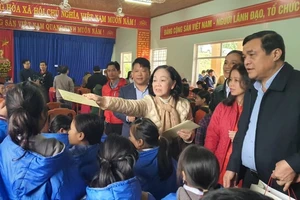 Hàng trăm phần quà đến với người dân vùng sạt lở Trà Leng