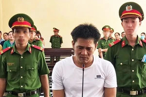 Đang ngồi ăn ở vỉa hè, bất ngờ bị đâm nhiều nhát