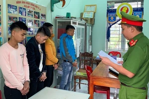 Bắt giữ con bạc để cướp tài sản