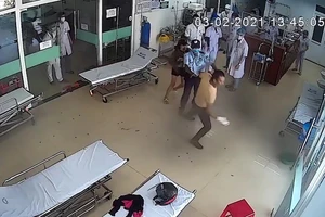 Bệnh nhân N. náo loạn khoa cấp cứu BVĐK Khu vực Quảng Nam. Ảnh cắt từ clip.