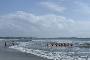 Bảo vệ lao ra cứu nam sinh đuối nước, cả hai tử vong